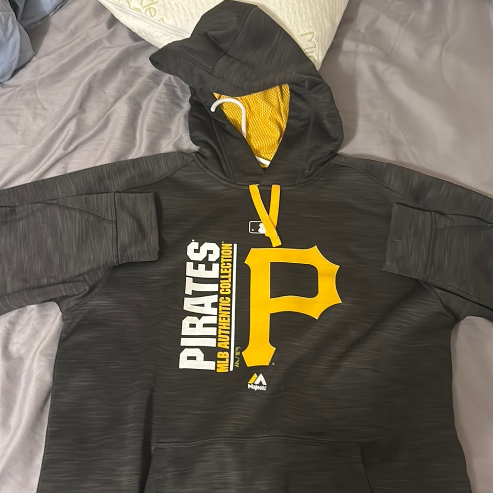 PITTSBURGH Pirates Sweatshirt. (Size men’s M) Majestic brand.